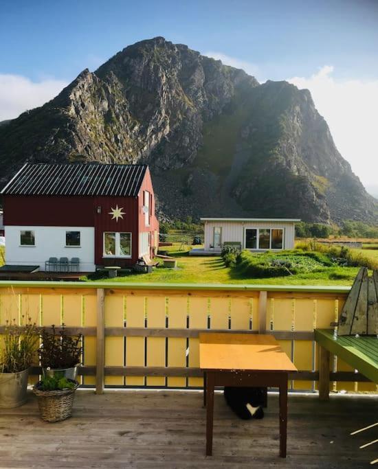 Sjarmerende Hus Med Orkesterplass Til Hav Og Fjell Stave Bagian luar foto